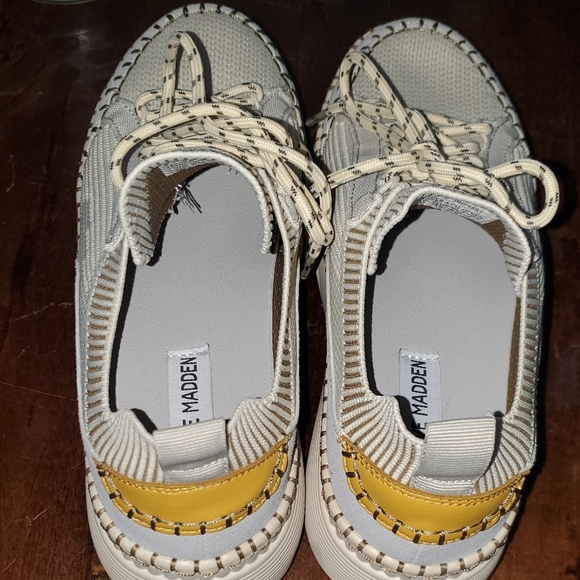 Steve Madden Cream and Tan & Grey Women's Sneakers. Size 6 - Picture 4 of 9